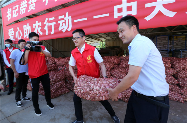 十吨！中天九建爱心助农，直采滞销大蒜！